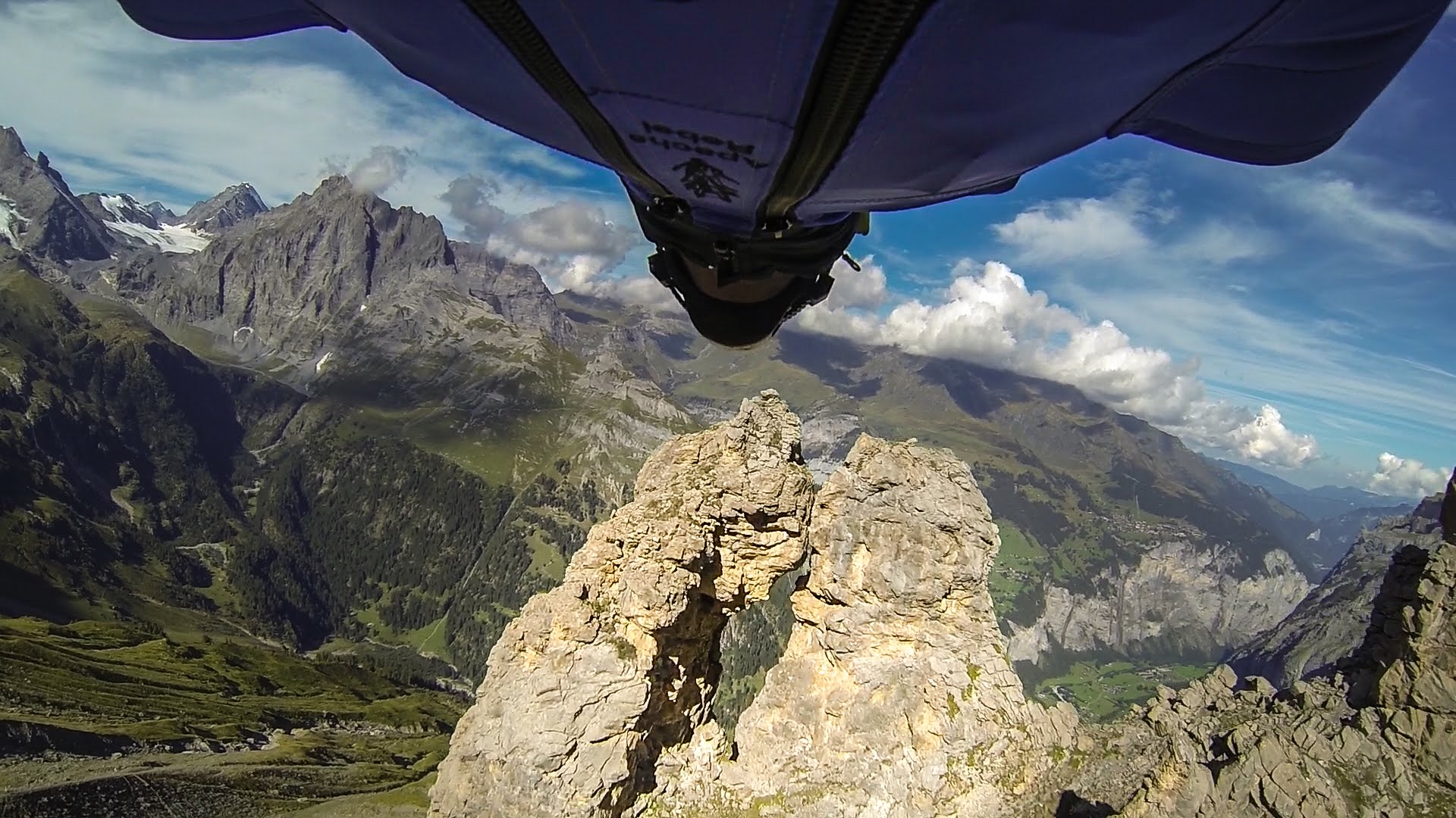 Passer dans un trou de souris en wingsuit !