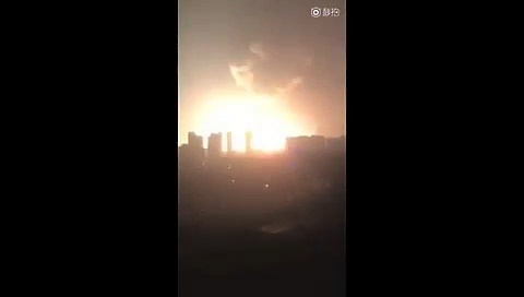 Vidéo amateur de la terrible explosion chimique à Tianjin en Chine