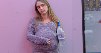 Empêcheriez-vous une femme enceinte de boire de l’alcool ?